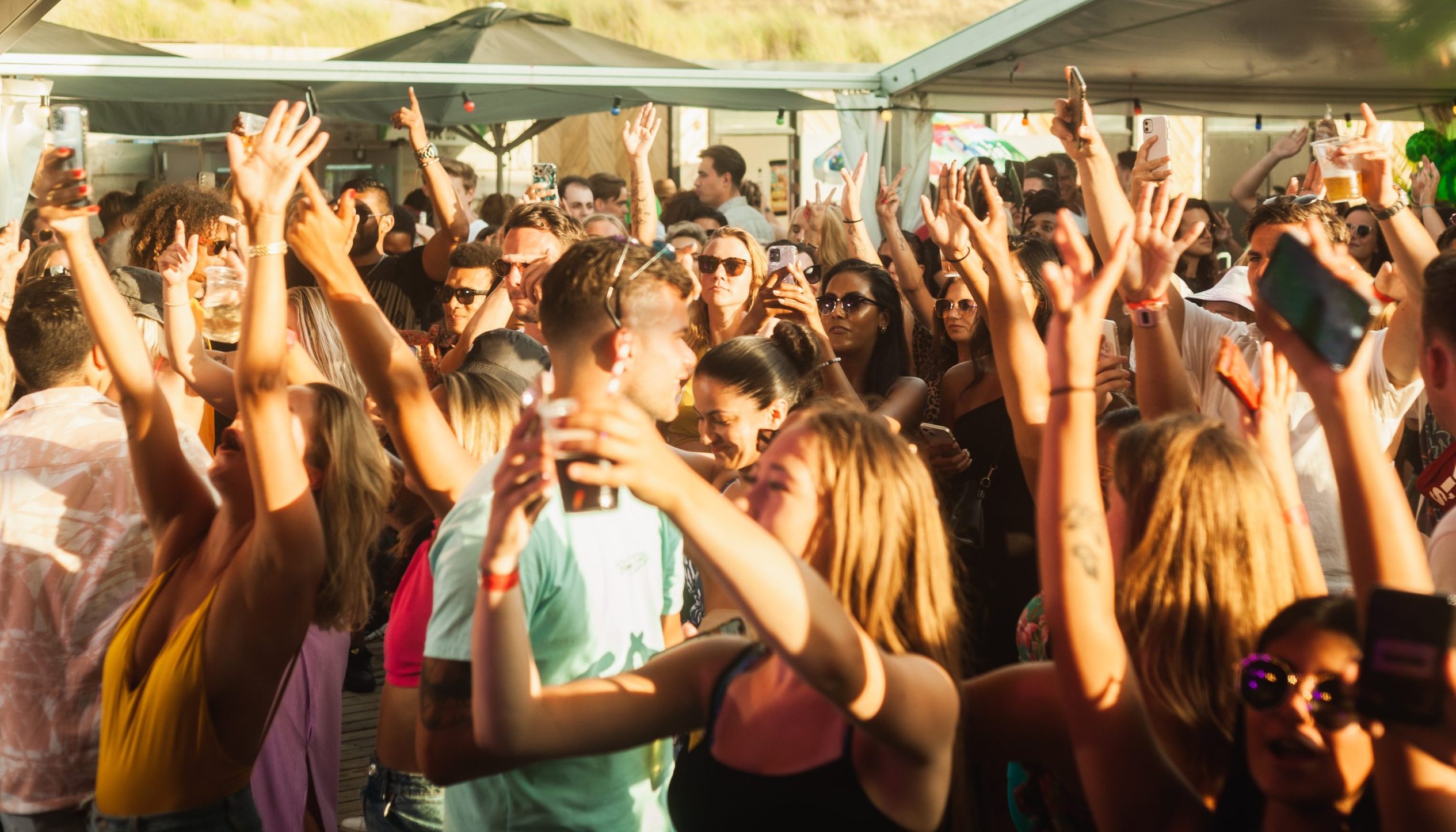 bovenkant eraf snijden zodat je vooral mensen ziet en niet de gebouwen
